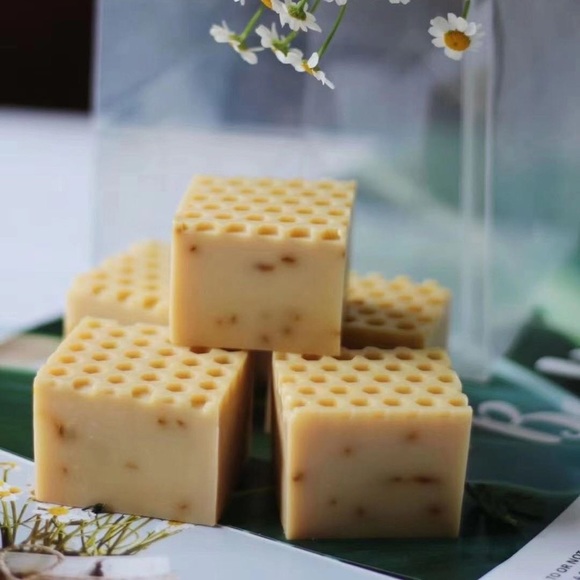 Silky Honey Cleansing Soap - Picture 2 of 5